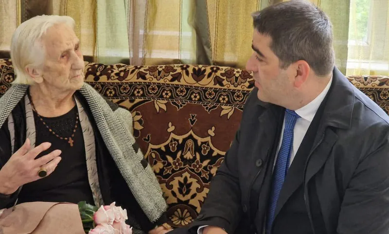 პარლამენტის თავმჯდომარემ მეორე მსოფლიო ომის ვეტერანს, 103 წლის მერი მაღრაძეს ფაშიზმზე გამარჯვების დღე მიულოცა