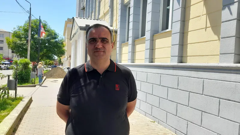 სენაკის საკრებულოს ფრაქცია „ნაციონალური მოძრაობის" თავმჯდომარის ინფორმაციით, მათი პარტიის წევრს, ვახტანგ წურწუმიას დილიდან ვერ პოულობენ