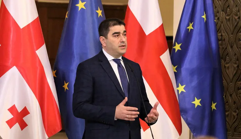 შალვა პაპუაშვილი კითხვაზე, მოსალოდნელია თუ არა ივანიშვილისთვის სანქციების დაწესება - რამდენმა ადამიანმაც ან ორგანიზაციამაც არ უნდა თქვას, თეთრი ვერ გახდება შავი