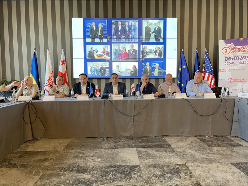სასტუმრო „ვინდჰემ გრანდ თბილისში“ „სტრატეგია აღმაშენებლის“ ორგანიზებით, ბრიუსელის ვიზიტის შედეგების განხილვა იმართება