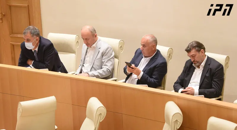 ე.წ. ოთხეულის შეფასებით, აშშ-ის საელჩოს განსაკუთრებული ძალისხმევა სამართალდამცავი სტრუქტურებისა და კანონის უზენაესობის წინააღმდეგაა მიმართული