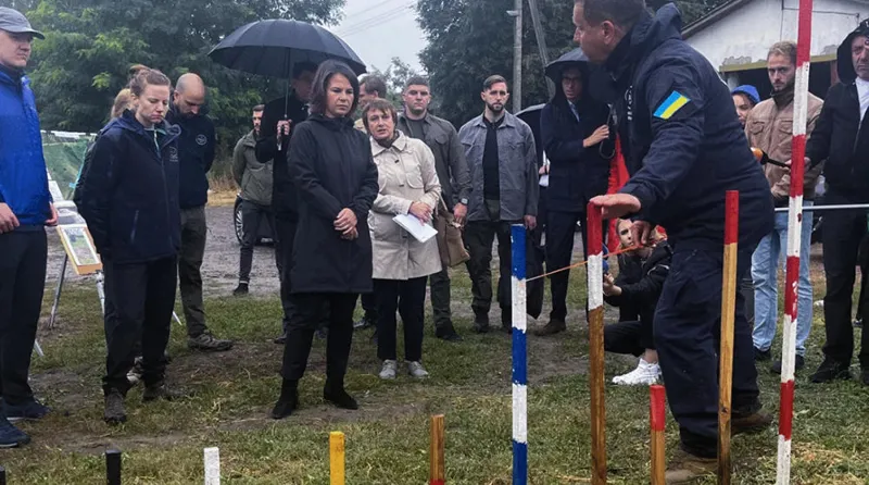 ანალენა ბერბოკი ველიკა დიმერკაში - რასაც აქ ვხედავ, საშინელებაზე მეტია, ცხადია, სპეციალურად განათავსეს არა მხოლოდ ტანკსაწინააღმდეგო, არამედ ქვეითსაწინააღმდეგო ნაღმებიც