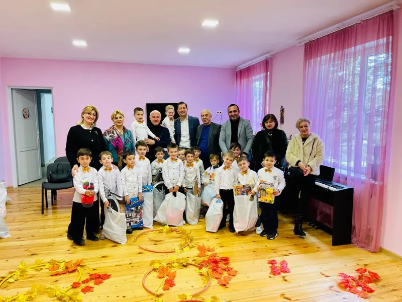 დავით ფაცაციამ ხონში მცხოვრებ, აფხაზეთიდან დევნილ ბავშვებს გიორგობის ბრწყინვალე დღესასწაულთან დაკავშირებით საჩუქრები გადასცა