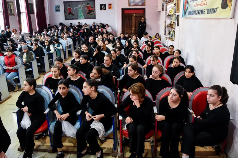 იურიდიული დახმარების სამსახურის დირექტორი ჩაქვში მოსწავლეებს შეხვდა