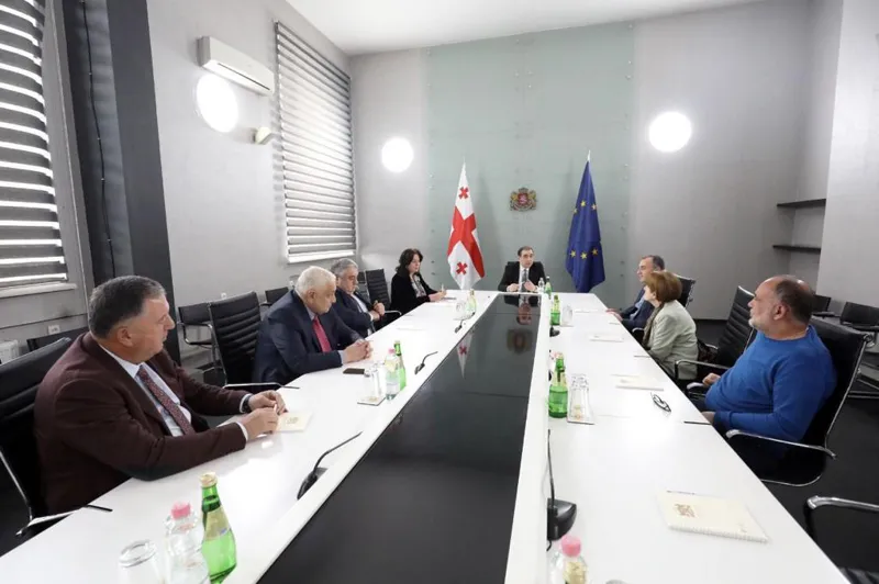 მიხეილ ჩხენკელმა თსუ-ს, სტუ-ს, თსსუ-ს, ილიაუნისა და სოხუმის სახელმწიფო უნივერსიტეტების ხელმძღვანელებთან სტუდენტური საცხოვრებლების მშენებლობის საკითხი განიხილა