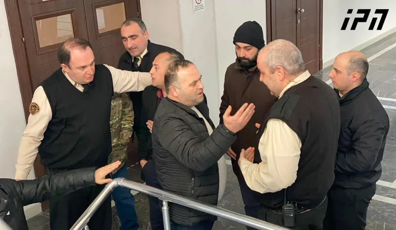 მედიასაშუალებების წარმომადგენლების ძალადობაში მსჯავრდებულების მიმართ განაჩენის გამოცხადებას დაკავებულებისა და მათი ახლობლების ხმაური მოჰყვა