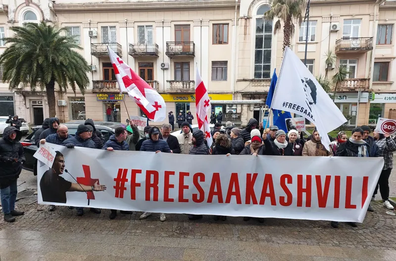 „თავისუფლება მიშას“- ამ მოწოდებით ფოთში  აქცია მიმდინარეობს