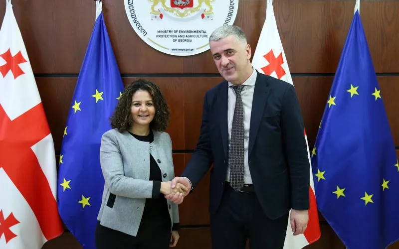 გარემოს დაცვისა და სოფლის მეურნეობის მინისტრი ოთარ შამუგია საფრანგეთის რესპუბლიკის ელჩს საქართველოში შერაზ გარსს შეხვდა