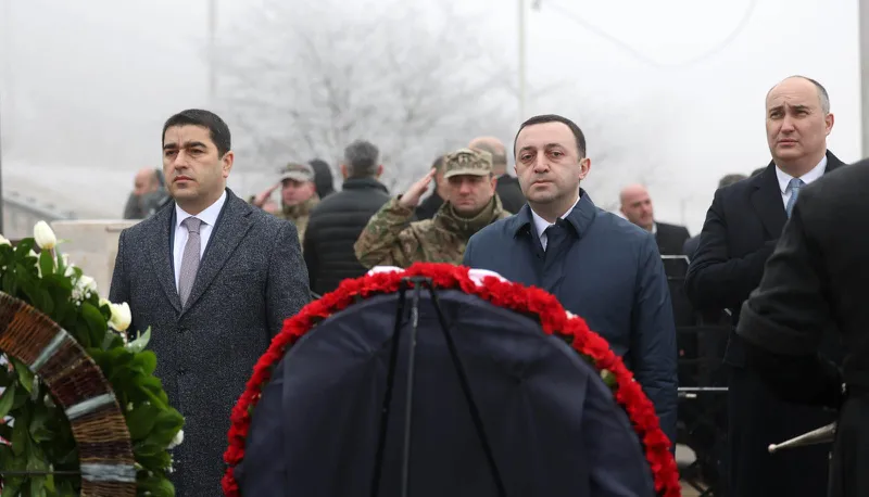 Премьер-министр возложил венок к мемориалу кадетов в Коджоре