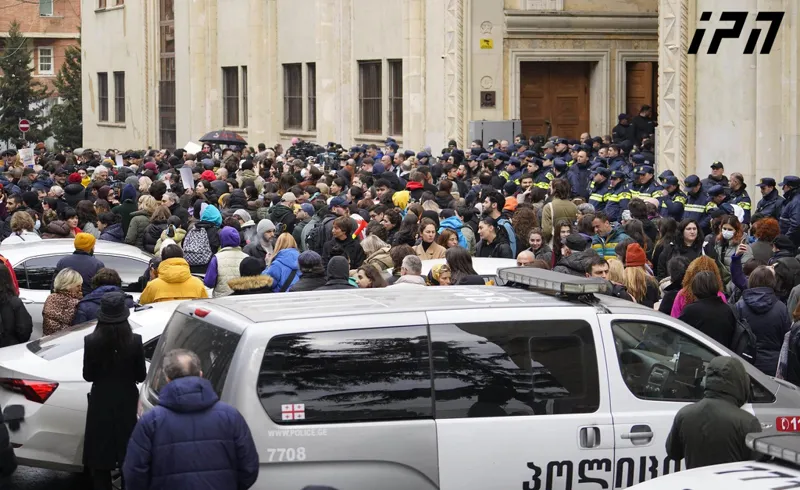 Protesters throw eggs at Parliament building