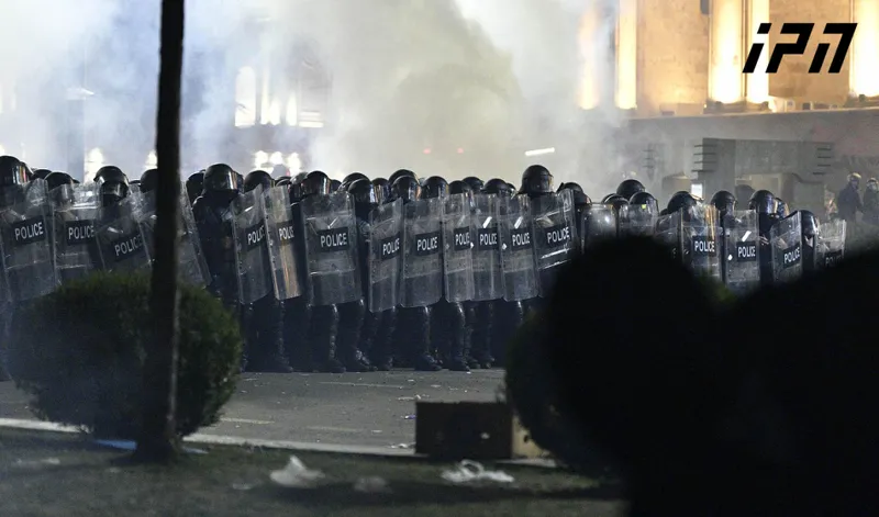 სპეცრაზმმა მომიტინგეებისგან რუსთაველის გამზირიც გაწმინდა