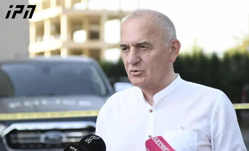 Vivamedi 主任 Giorgi Bachiashvili 于 7 月 11 日被送入诊所，他有各种伤势，包括头部伤势。