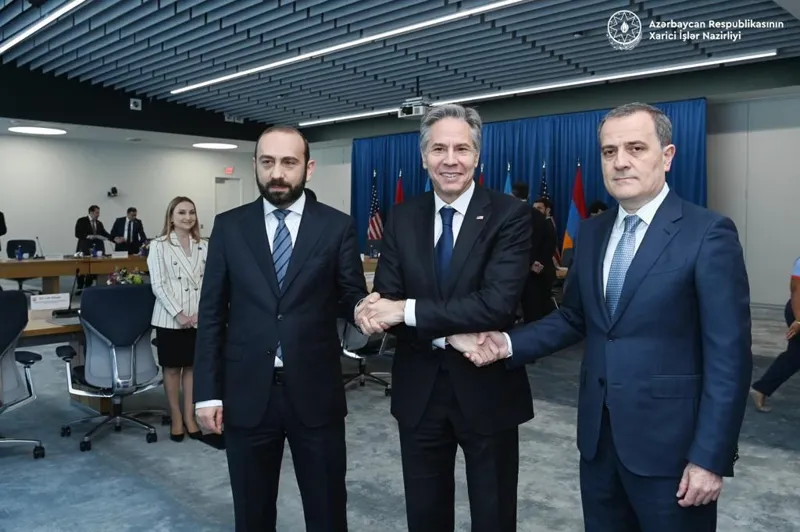 ენტონი ბლინკენი აზერბაიჯანისა და სომხეთის საგარეო უწყების ხელმძღვანელებთან შეხვედრას მართავს