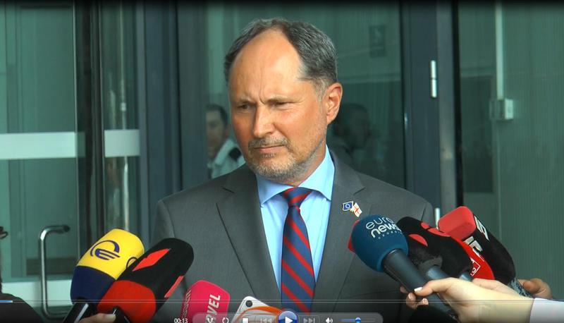 欧盟大使：成员国之间  正在进行讨论，关于可以采取什么措施，其中一个想法是暂停免签证制度——在这一阶段，我要说，大多数成员国是反对的。