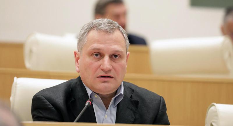 阿尔马兹·阿赫夫列迪亚尼：族长没有区分前任和现任官员；在三位一体大教堂，至少有两位前总统应该站立！伊利亚二世不会批准这个。