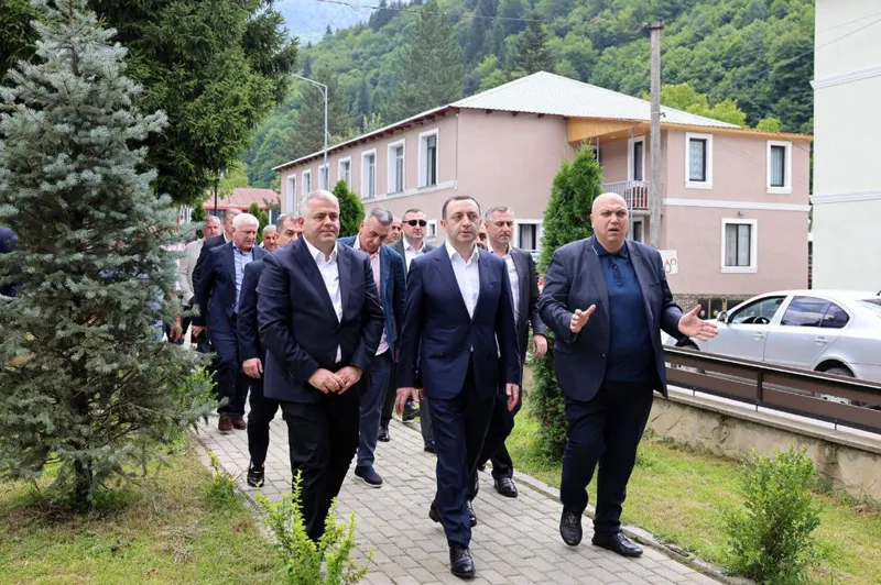 ირაკლი ღარიბაშვილმა ლენტეხში განახლებული ქუჩა დათვალიერა