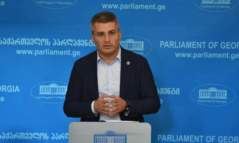 მამუკა მდინარაძე - ღარიბაშვილი თავის ოჯახის ხარჯებით გაფრინდა ჩარტერით ევროპაში შვილთან ერთად, იქიდან კი, კომერციული რეისით აშშ-ში - რა დაჯდა ჩარტერი, არ არის არც თქვენი და არც არავის საქმე