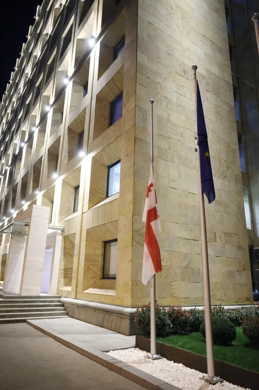 სოხუმის დაცემის დღესთან დაკავშირებით და აფხაზეთის ომში დაღუპულთა ხსოვნის პატივის მიგების მიზნით მთავრობის ადმინისტრაციის შენობაზე სახელმწიფო დროშა დაეშვა