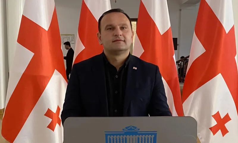 პაატა მანჯგალაძე უმრავლესობას - რა გირჩევნიათ ევროპა თუ მოიპაროთ ფული აქ და დაისვენოთ ევროპაში? - რა თქმა უნდა, გირჩევნიათ მოიპაროთ აქ და ამის გამო მზად ხართ, ჯაშუშ ფარცხალაძეს გადაეფაროთ