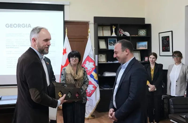 ლევან ანდრიაშვილი ლიეტუვის ელჩს, ანდრიუს კალინდრას შეხვდა