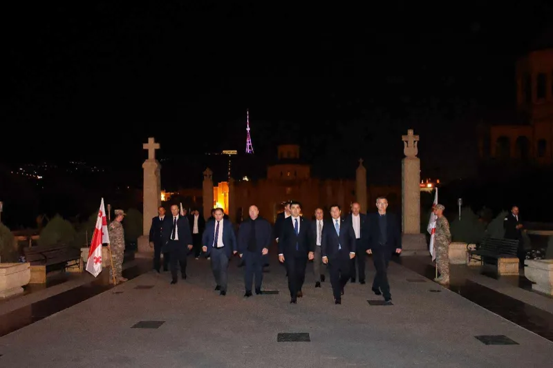 შალვა პაპუაშვილმა და პარლამენტის წევრებმა აფხაზეთის ოკუპირებული ტერიტორიიდან გადმოსვენებული 20 პირის ხსოვნას პატივი მიაგეს