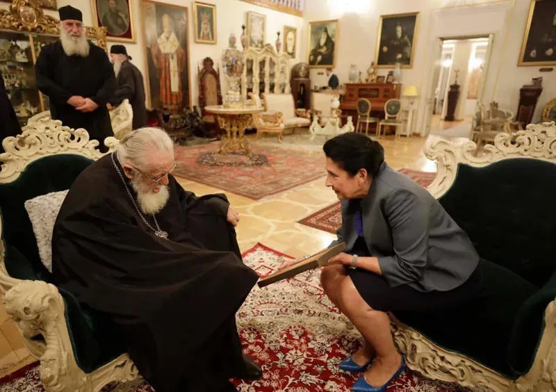 სალომე ზურაბიშვილი მშვიდობით, ჩვენო პატრიარქო! რამდენიც შეგეძლოთ გაუძლეთ, რომ ეს ქვეყანა ასეთ მდგომარეობაში არ დარჩეს, დაიკარგოს და თავის წინააღმდეგ ა...