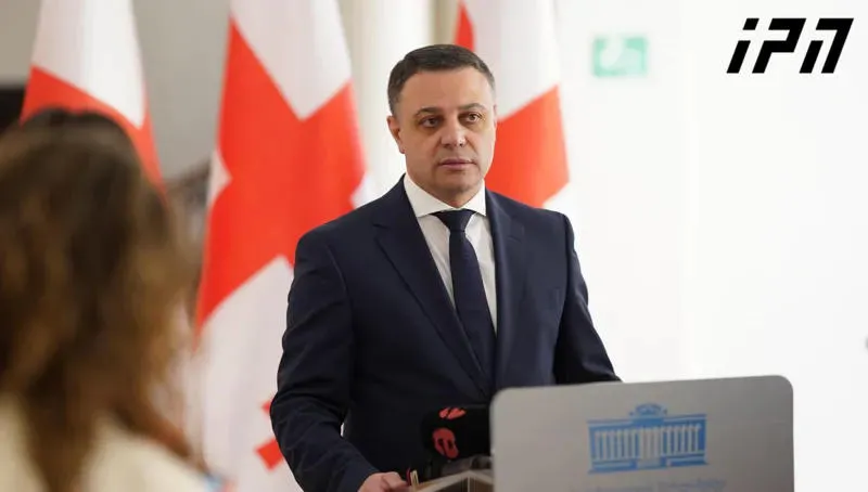 ალუდა ღუდუშაური ჟურნალისტის რეპლიკაზე, რომ "აშშ-ში "სელფებს" ვეღარ გადაიღებს" - ყაზბეგში გადავიღებ!
