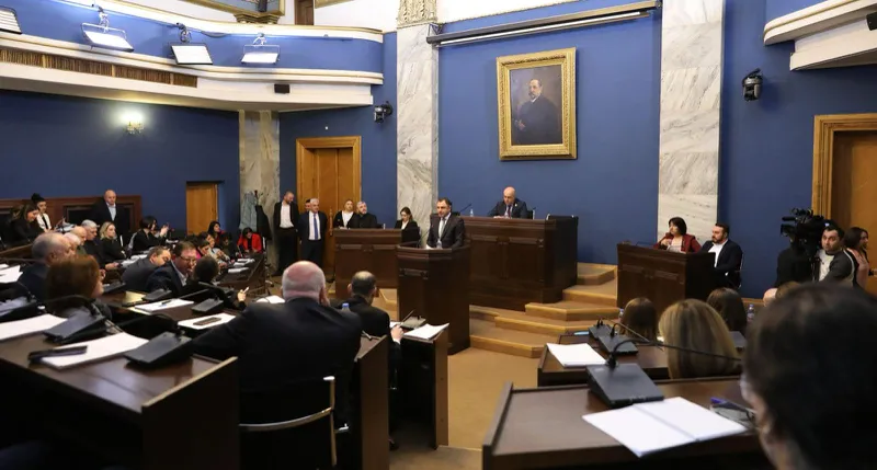გიორგი ამილახვარის ინფორმაციით, ამ დროისთვის, ფინანსური დავალიანება 6 ათასამდე სტატუსშეჩერებულ სტუდენტს გაუნულდა