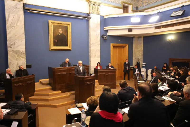 ზურაბ აზარაშვილი - 2025 წლის ბოლომდე, ახალი საცხოვრებელი ფართი იძულებით გადაადგილებულ 13 000  ოჯახს გადაეცემა
