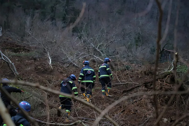 ტყიბულის მუნიციპალიტეტის მერია სოფელ კურსებში მეწყრული პროცესების განვითარების შედეგად 5 საცხოვრებელი სახლი ჩამოინგრა მეწყრული ზონიდან 38 ოჯახი ევაკუი...