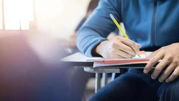 根据信息，在2025年12月17日之前注册的高等教育机构学生，将保留他们的国家资助直至2030-2031学年，并有机会获得或改善该资助。