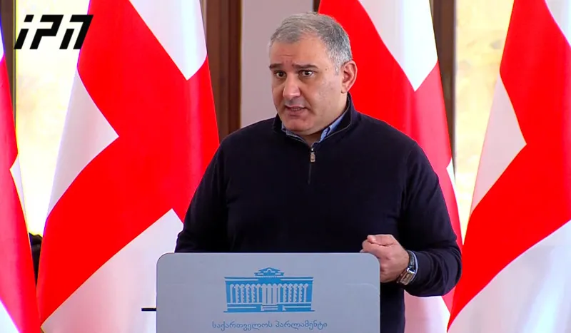 მიხეილ სარჯველაძე - ზურაბ ადეიშვილზე იმის თქმა, რომ ის იყო საპატიო სტუმრის სტატუსით, არ შეშვენის არც ბუნდესტაგს, არც ქართულ-გერმანულ ურთიერთობას - საპასუხოდ საყვედურების თქმას, გაცილებით ლოგიკური იქნებოდა, ეთქვათ, რომ ეს იყო შეცდომა ან საერთოდ ართქმა ჯობდა