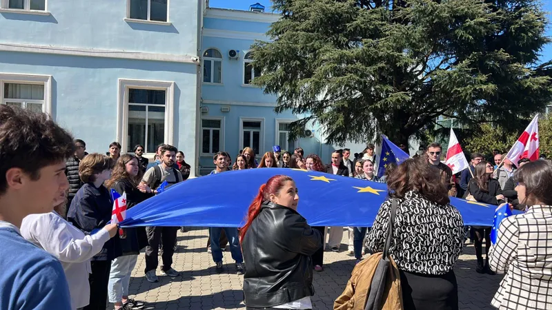 „გამოდი, შემოგვიერთდი“, „მხოლოდ ევროპა“, „არა რუსეთს“, - ამ ლოზუნგებით ბათუმში სხვადასხვა უმაღლესი სასწავლებლის სტუდენტებმა, მსვლელობა გამართეს
