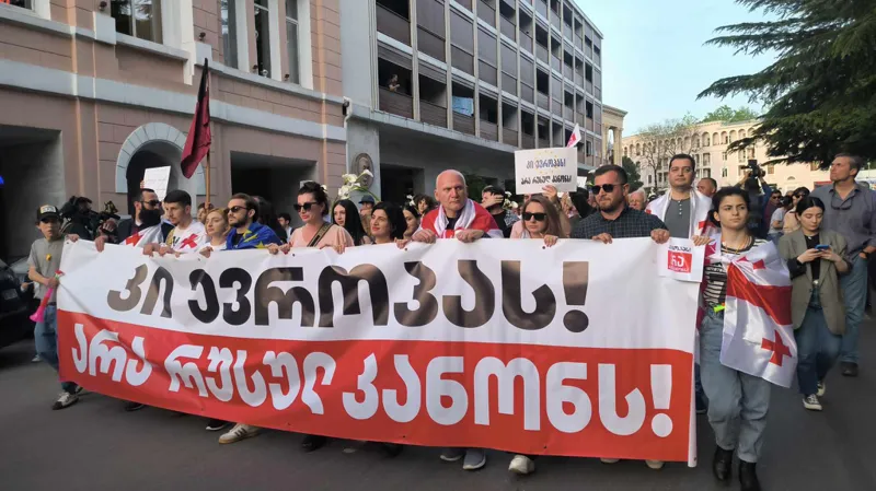 ქუთაისში მსვლელობა „არა რუსულ კანონს“ მიმდინარეობს