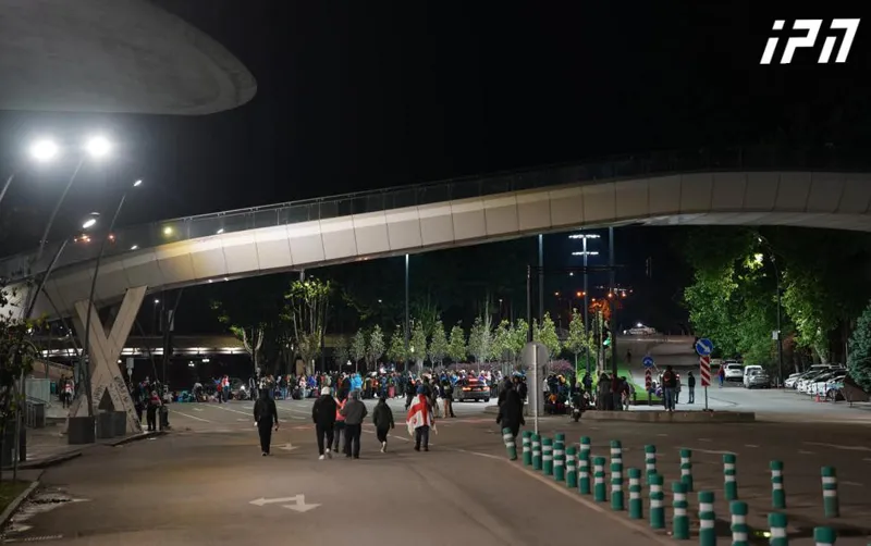 გმირთა მოედანზე ნაწილობრივ, ხოლო მტკვრის მარცხენა სანაპიროზე საავტომობილო მოძრაობა სრულად აღდგა