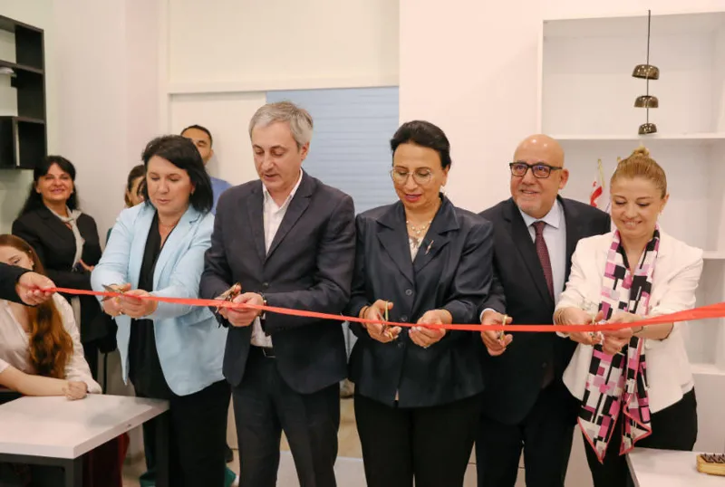 ზურაბ ჩიკვილაძე თურქეთის ელჩთან ერთად დღის ცენტრ „მშობელთა ხიდს“ ეწვია