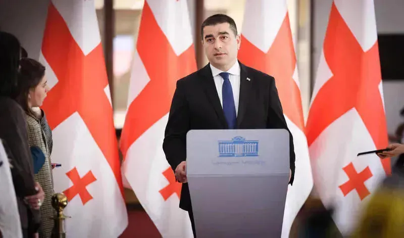 შალვა პაპუაშვილის შეფასებით, მძიმე დეზინფორმაციაა განცხადება, რომ პარლამენტი დღეს კონსტიტუციის დარღვევით იკრიბება