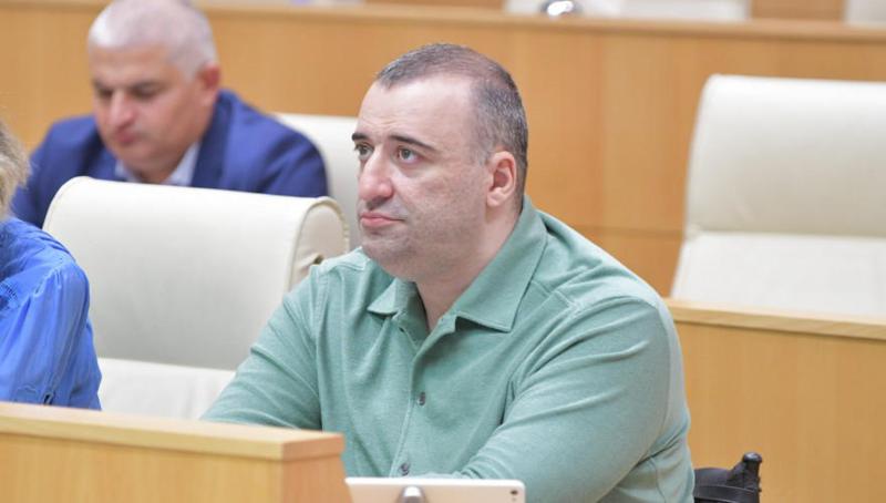 拉提·伊纳塔米什维利：也许我们正在处理政治腐败，而且大使费舍尔住在一间豪华公寓里，这基于哈扎拉泽的善意——即使一切都符合法律，大使从反对派领导人那里租公寓的事实也是不道德的。