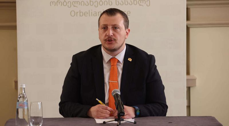 乔吉·布尔贾纳泽：恐怖的化学物质在集会上被使用——我几次差点晕倒，更不用说喉咙和眼睛的灼烧感；我的健康状况已经改变。伊万尼什维利的队伍在历史上犯下了前所未有的酷刑！