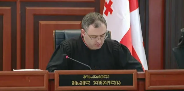 მოსამართლე გიორგი ახობაძეს - ფურცელზე რაღაც რომ დაწერეთ, მსგავსი რამ თუ განმეორდება, დატოვებთ დარბაზს!