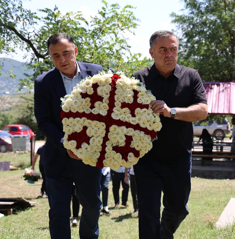 დავით შერაზადიშვილმა და გოგი მეშველიანმა ადგილობრივი ხელისუფლების წარმომადგენლებთან ერთად აგვისტოს ომში გმირულად დაღუპული ბოლნისელი მეომრების ხსოვნას პატივი მიაგეს