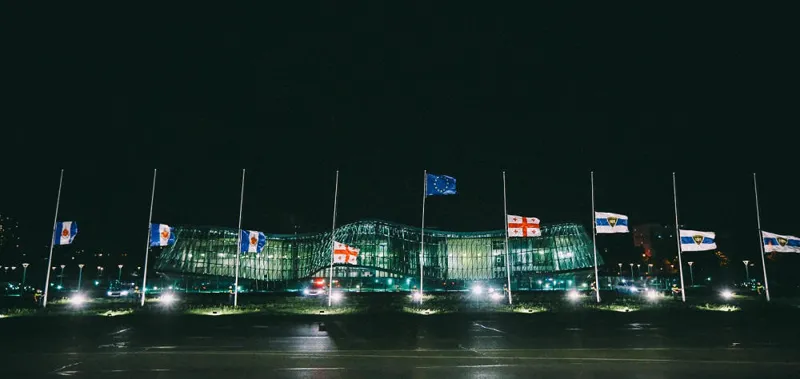 შსს - აქციის წევრები სამართალდამცველებს სიტყვიერ შეურაცხყოფას აყენებენ და მათი მიმართულებით ისვრიან სხვადასხვა სახის ბლაგვ საგანს, პიროტექნიკას და აალებად ნივთს