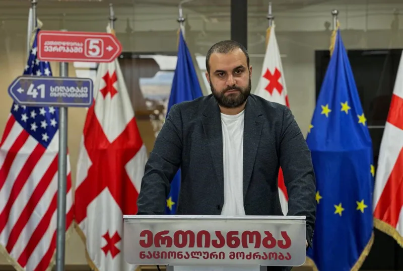 დიმიტრი ჩიქოვანის ინფორმაციით, „ალმა პლუსი“ „ერთიანობა - ნაციონალური მოძრაობის“ საარჩევნო ბანერების განთავსებაზე უარს აცხადებს