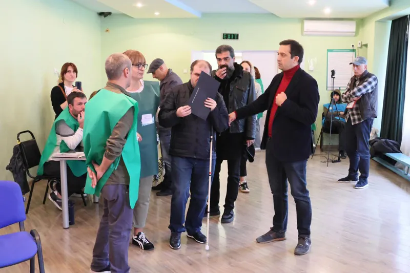 According to the Ombudsman's assessment, the building of district N52 of Saburtalo district, where disabled people vote, is not adapted for them - even the members of the district commission do not know the rules of communication with blind people