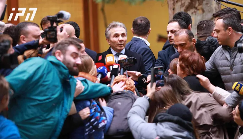 ბიძინა ივანიშვილი ჟურნალისტს - ბაჩიაშვილზე რომ საუბრობთ, ელემენტარული კრიტიკული აზროვნება არა გაქვთ! – მას პასუხი არ სჭირდება! თუ მისი ინტერვიუ ნახეთ, იქ უკვე ყველაფერი იკითხება!
