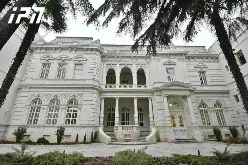 The President meets the representatives of the opposition parties in the Orbelian Palace