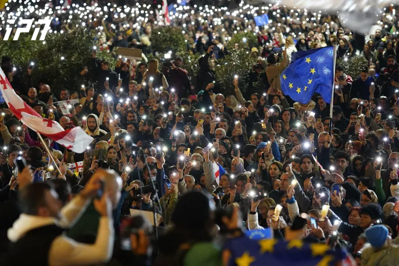 The official part of the rally near the Parliament is over, but some citizens are still on the ground