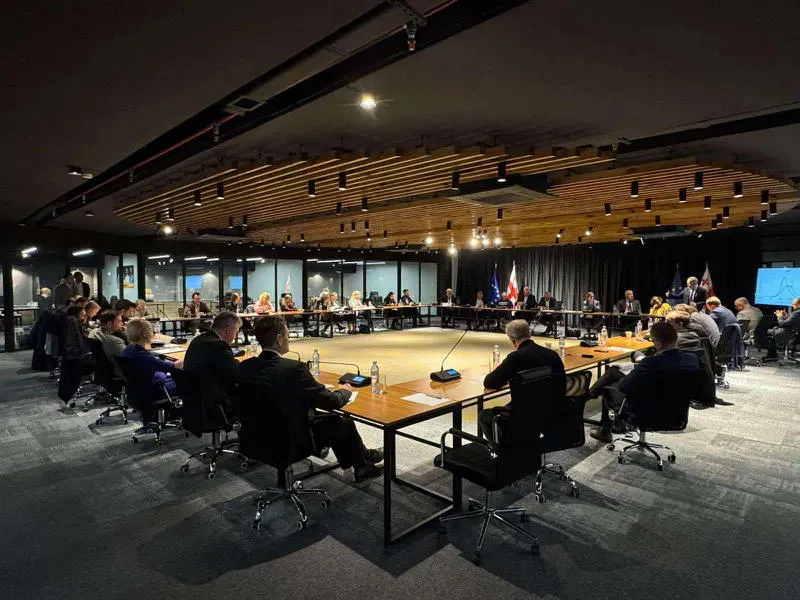 The leaders of the opposition parties are holding a meeting with the representatives of the diplomatic corps
