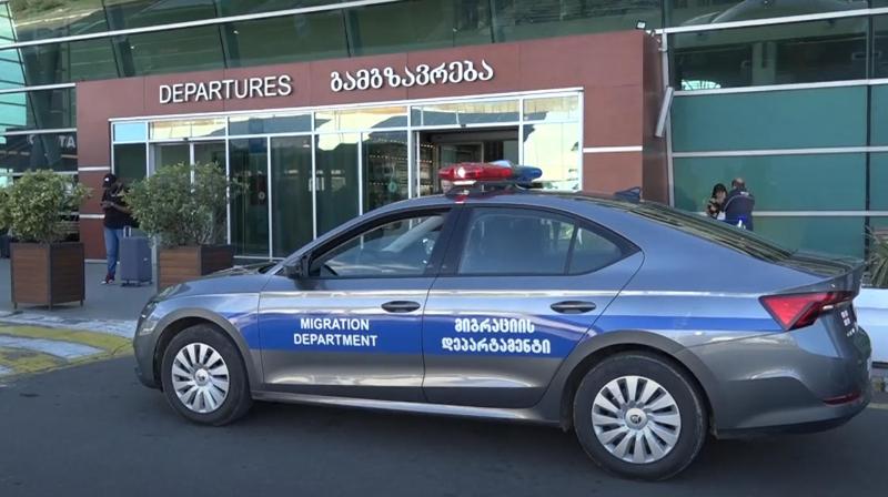 为了检测和识别非法移民，内务部将被授权进入和检查住所、工作场所或其他私人财产。