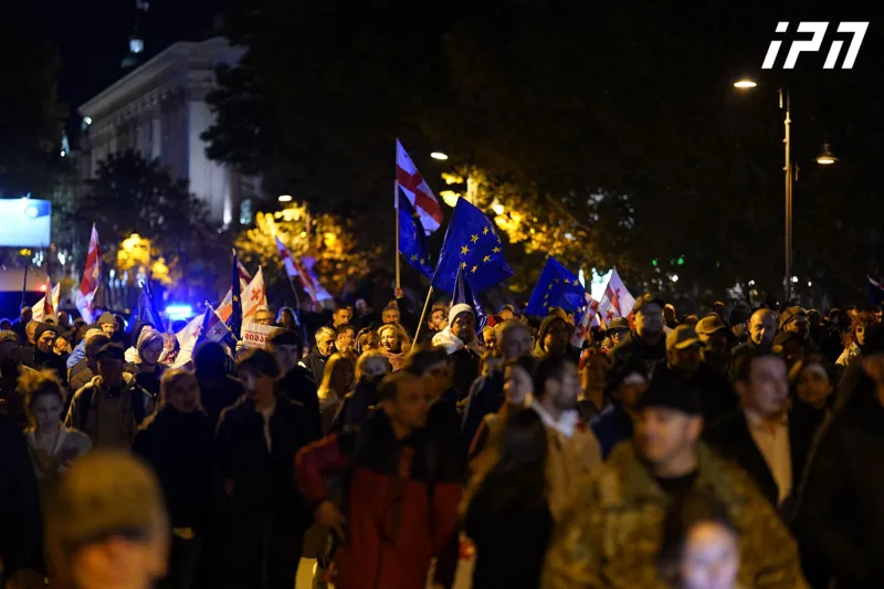 The opposition leaders and participants of the rally marched towards the Baratashvili Bridge, where a "warning picketing" will be organized